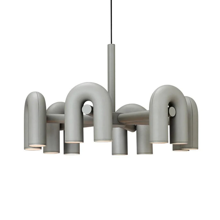Lampa wisząca z cylindrycznymi punktami świetlnymi na łukowatych ramionach