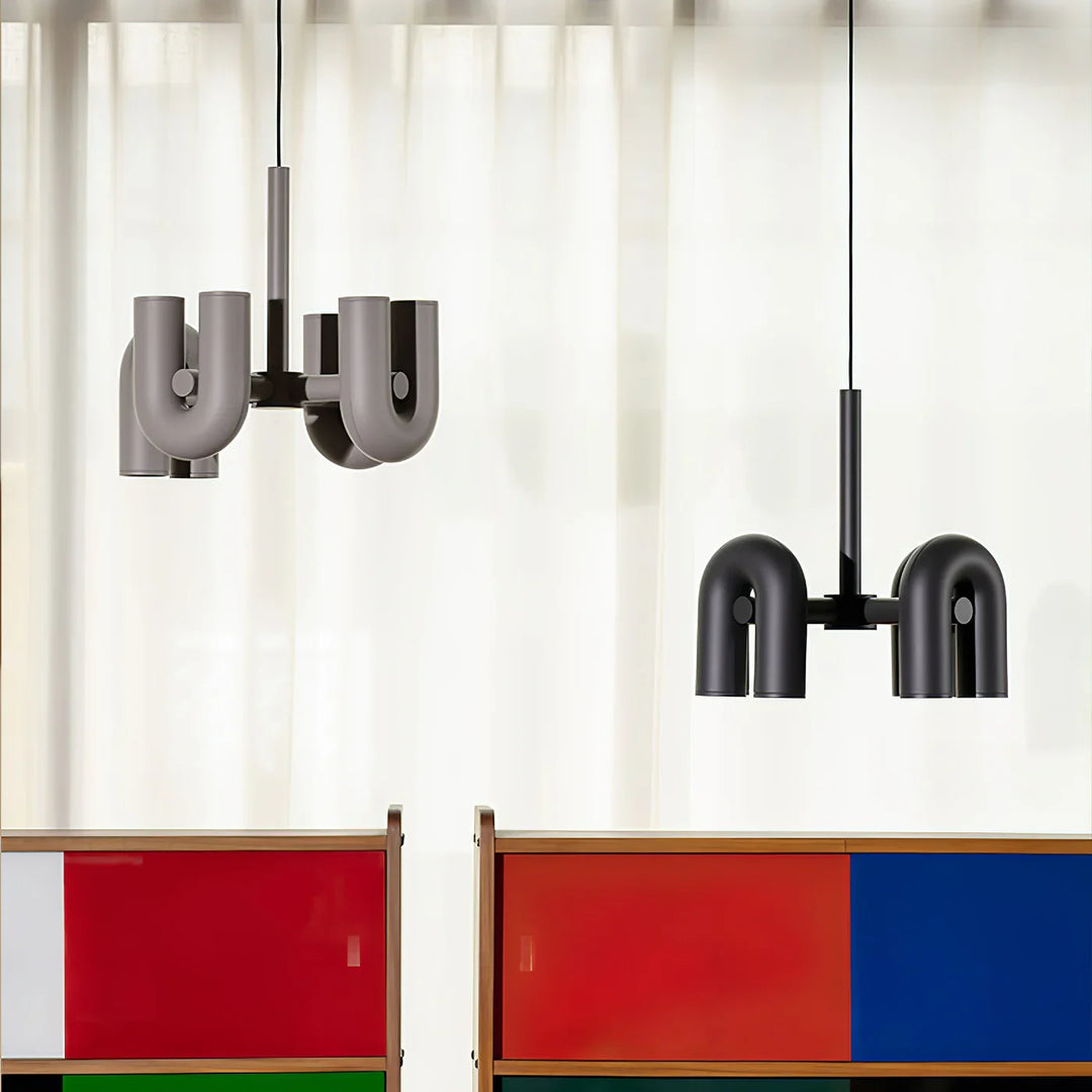 Lampa wisząca z cylindrycznymi punktami świetlnymi na łukowatych ramionach