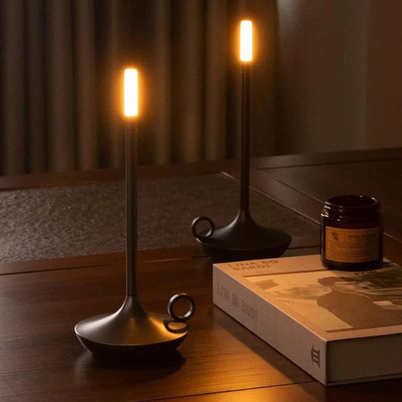 Bezprzewodowa lampa stołowa LED w kształcie świecy z szeroką podstawą w kształcie spodka i pętelką