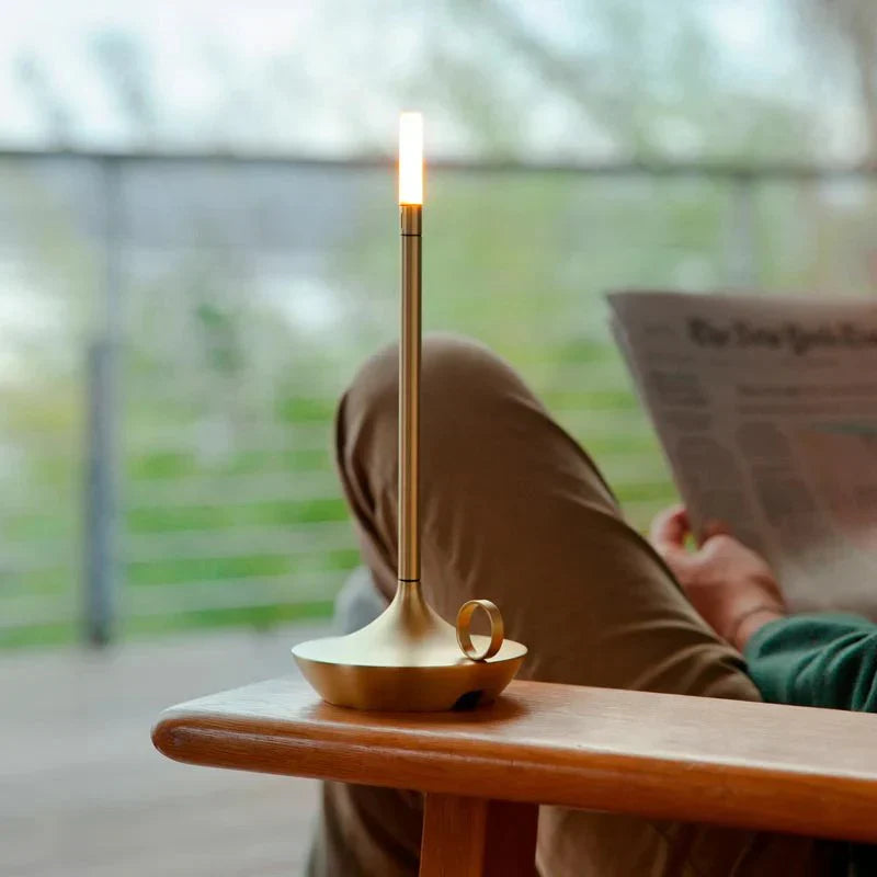 Bezprzewodowa lampa stołowa LED w kształcie świecy z szeroką podstawą w kształcie spodka i pętelką