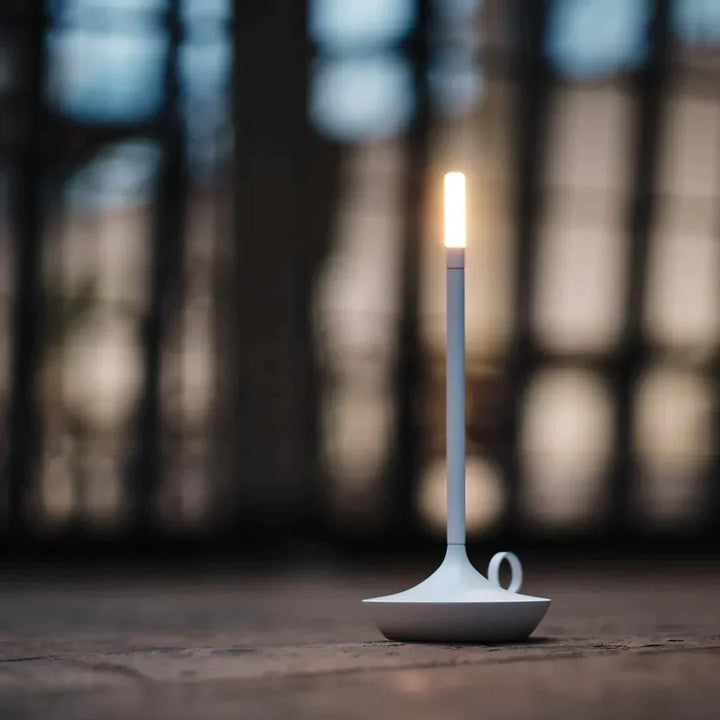 Bezprzewodowa lampa stołowa LED w kształcie świecy z szeroką podstawą w kształcie spodka i pętelką