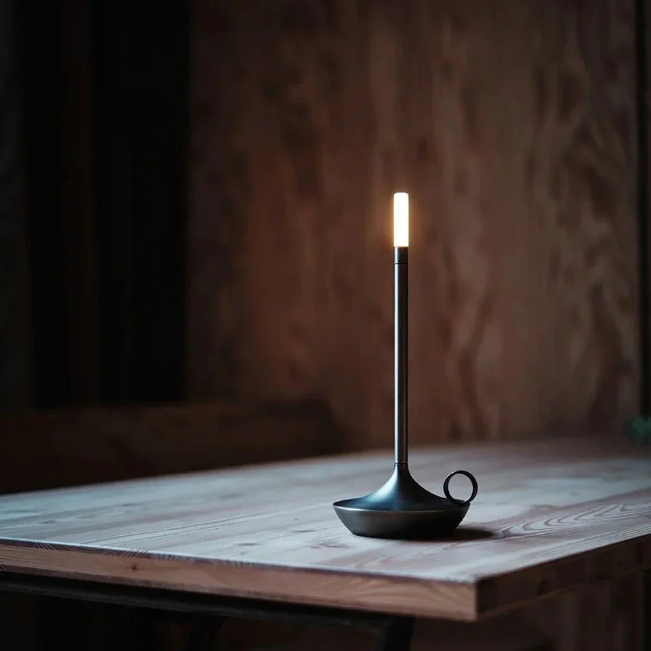Bezprzewodowa lampa stołowa LED w kształcie świecy z szeroką podstawą w kształcie spodka i pętelką