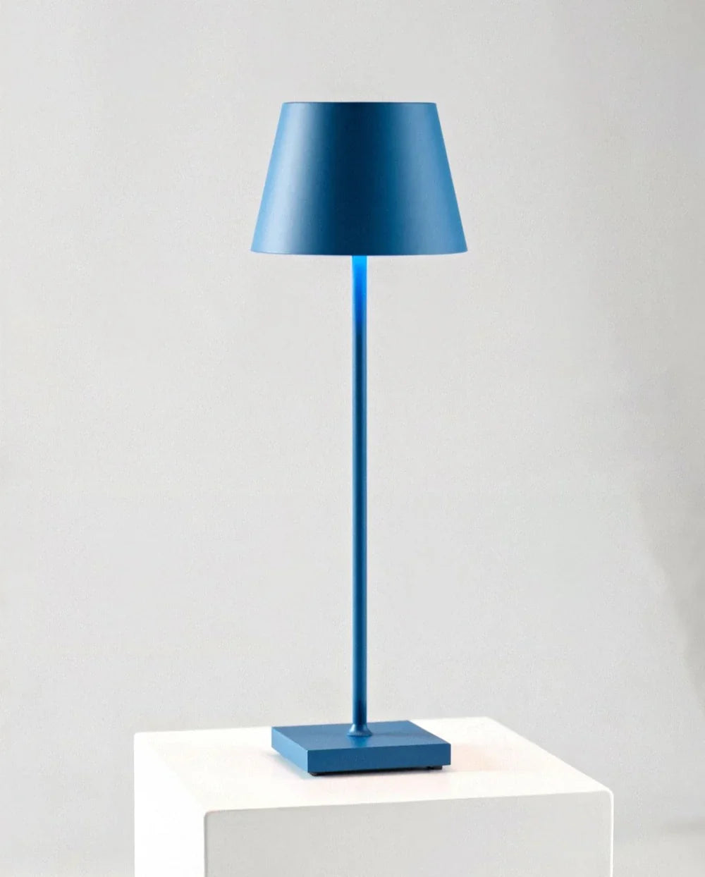 Bezprzewodowa lampa stołowa LED z kloszem