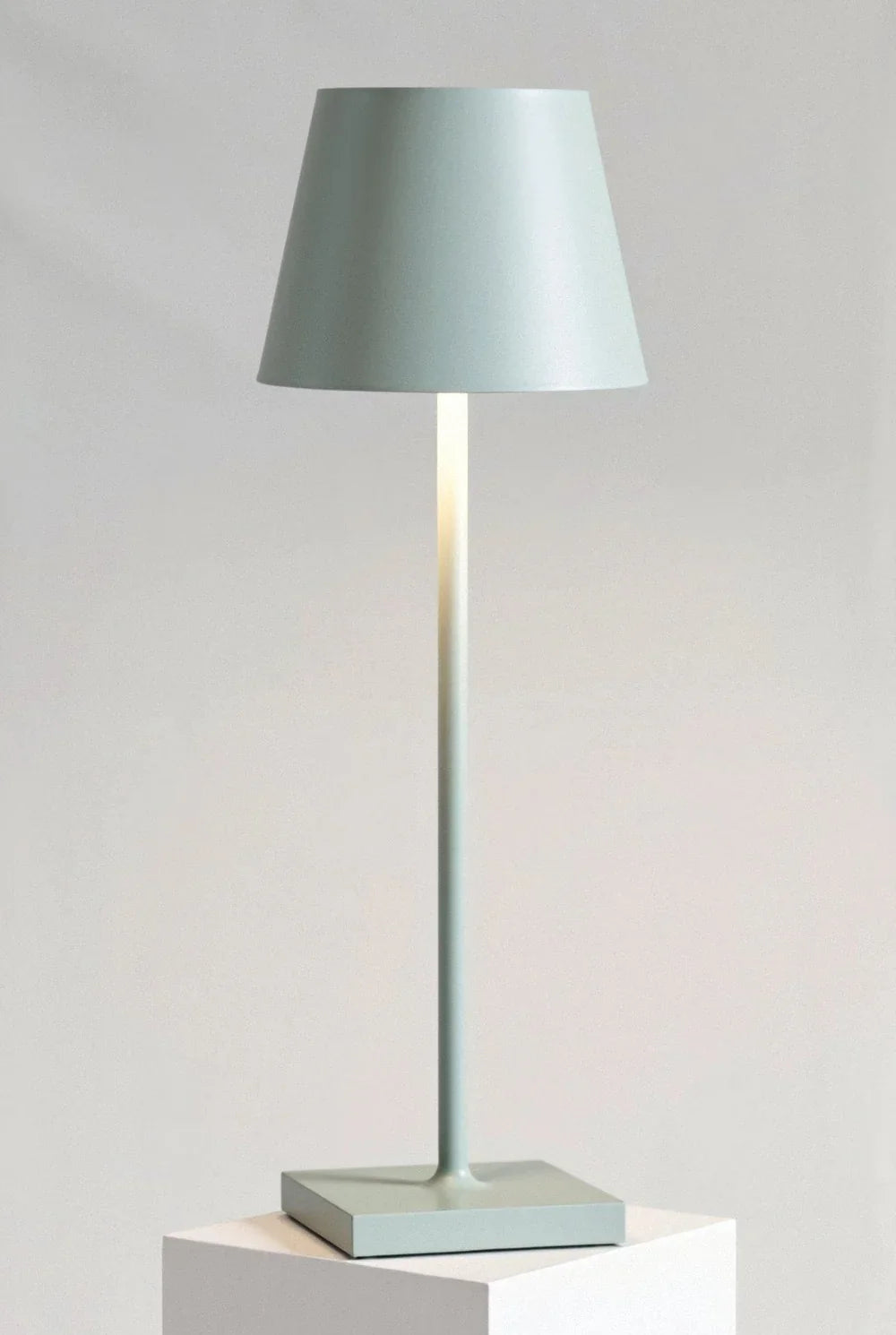 Bezprzewodowa lampa stołowa LED z kloszem