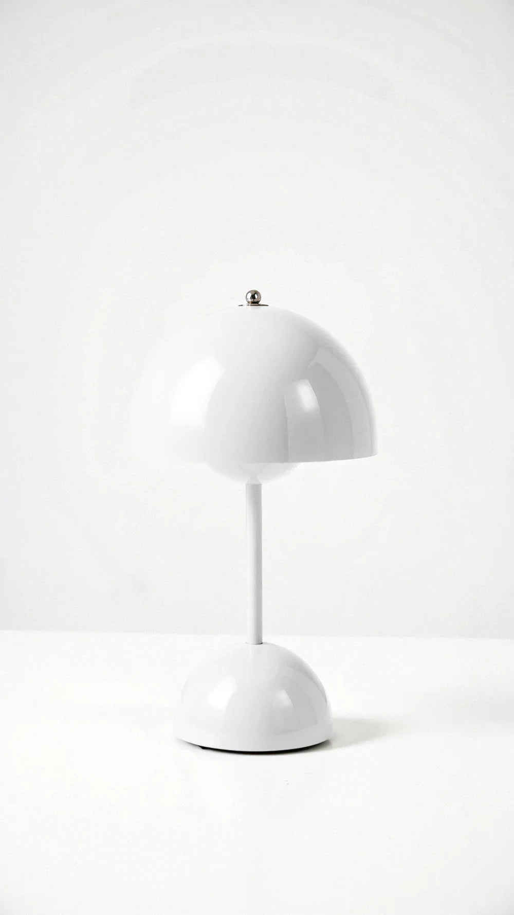 Bezprzewodowa lampa stołowa LED z kloszem kopułowym