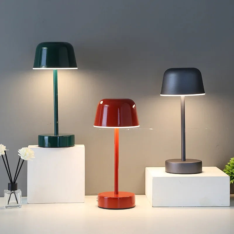 Bezprzewodowa lampka biurkowa LED z kloszem kopułkowym