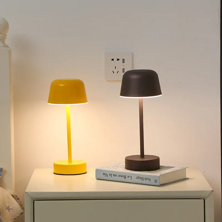 Bezprzewodowa lampka biurkowa LED z kloszem kopułkowym