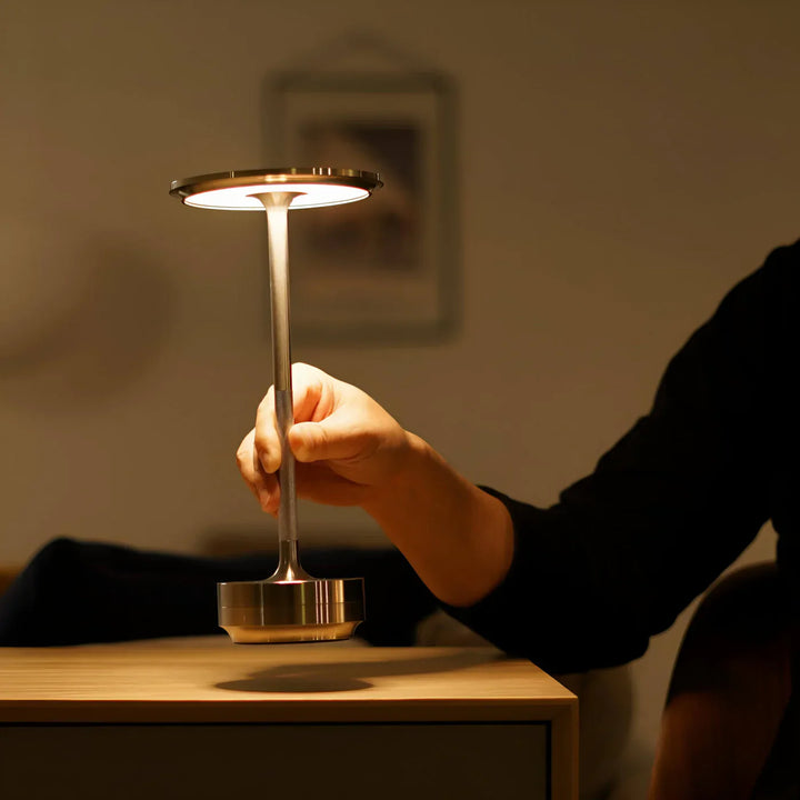 Bezprzewodowa lampka nocna LED z płaskim kloszem
