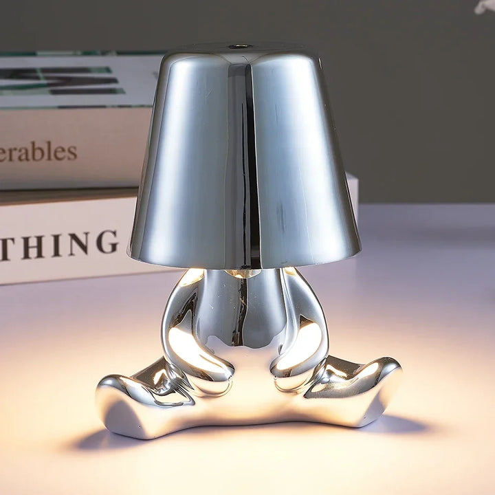 Bezprzewodowa lampka nocna LED z postacią człowieka w metalicznym połysku