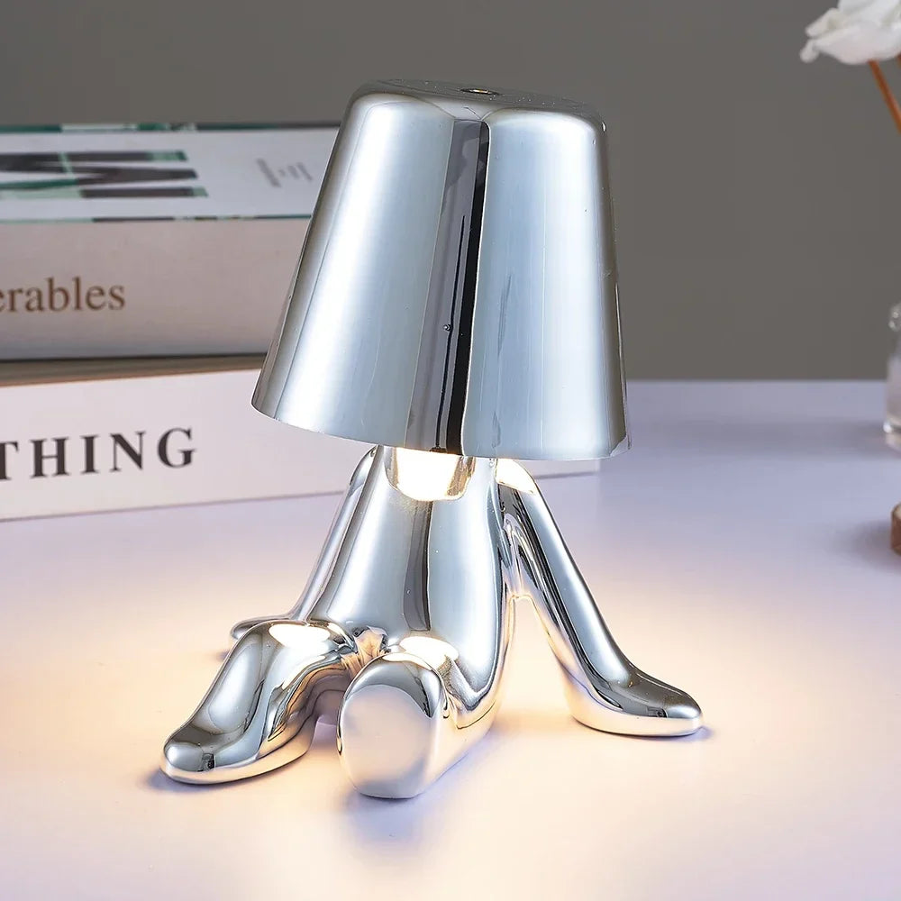 Bezprzewodowa lampka nocna LED z postacią człowieka w metalicznym połysku