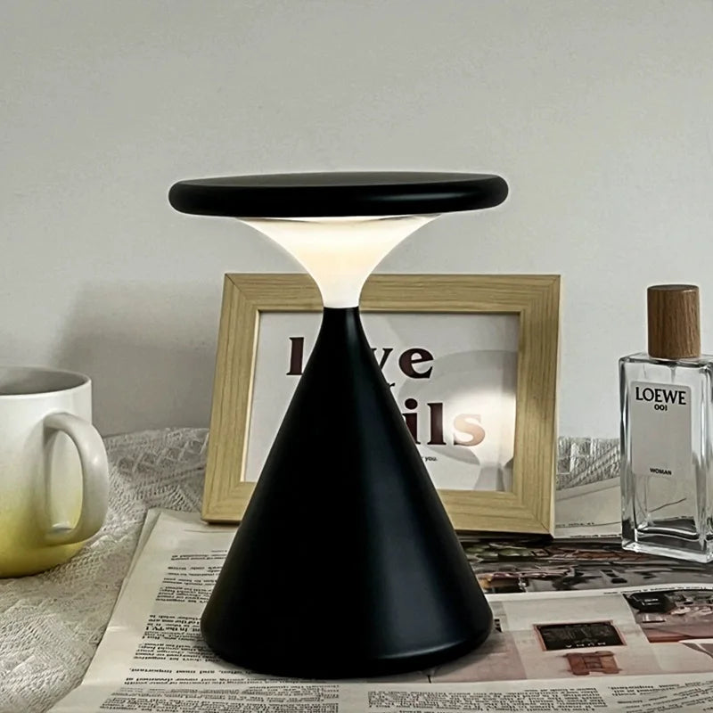Bezprzewodowa lampka nocna o geometrycznym kształcie stożka