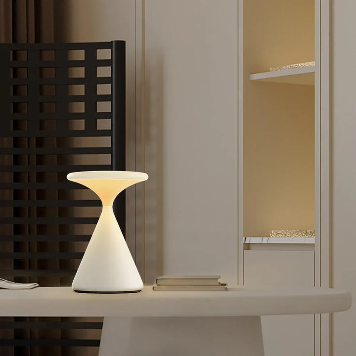 Bezprzewodowa lampka nocna o geometrycznym kształcie stożka