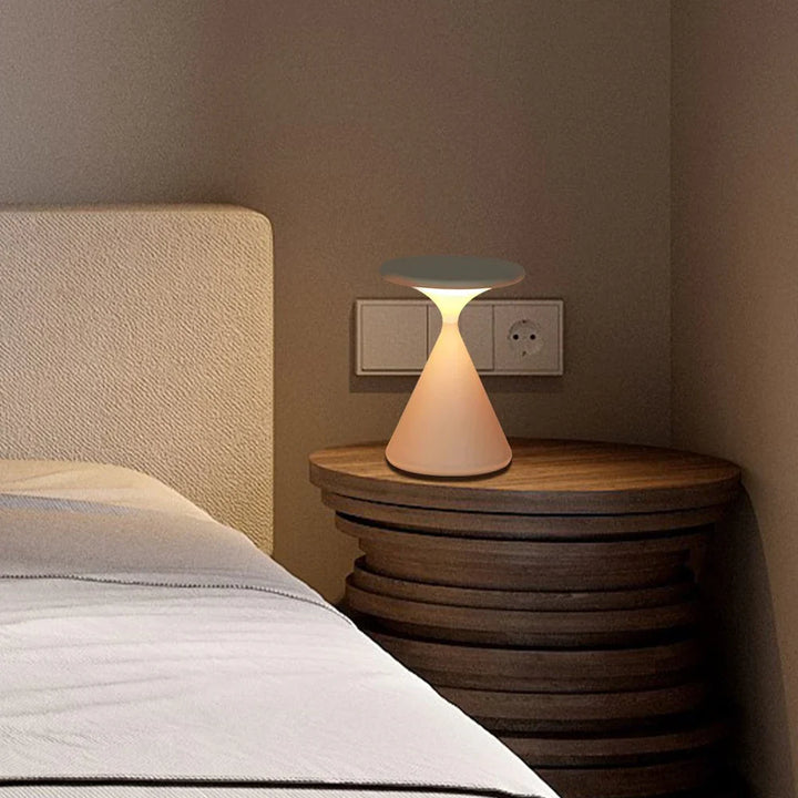 Bezprzewodowa lampka nocna o geometrycznym kształcie stożka
