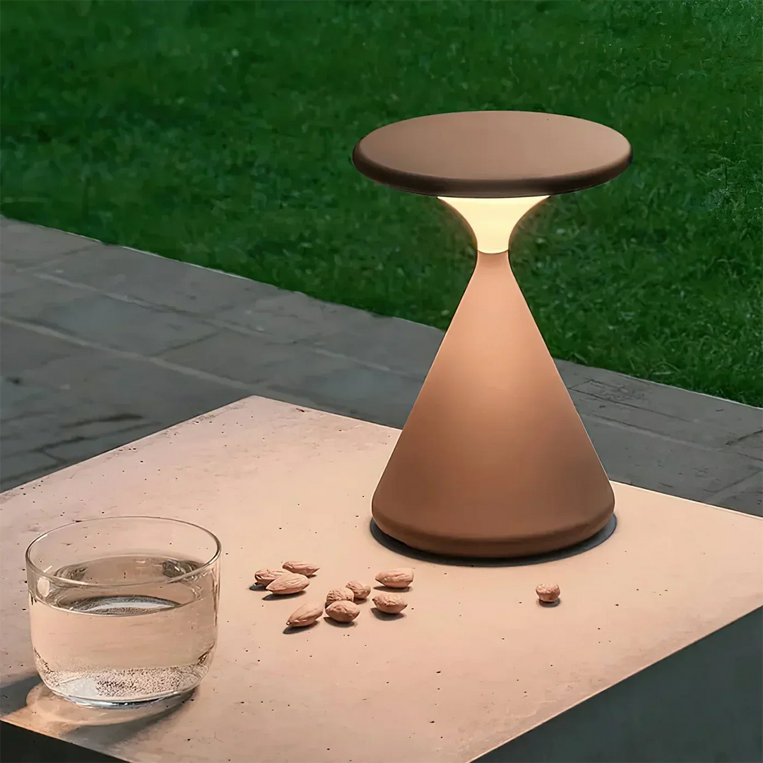 Bezprzewodowa lampka nocna o geometrycznym kształcie stożka