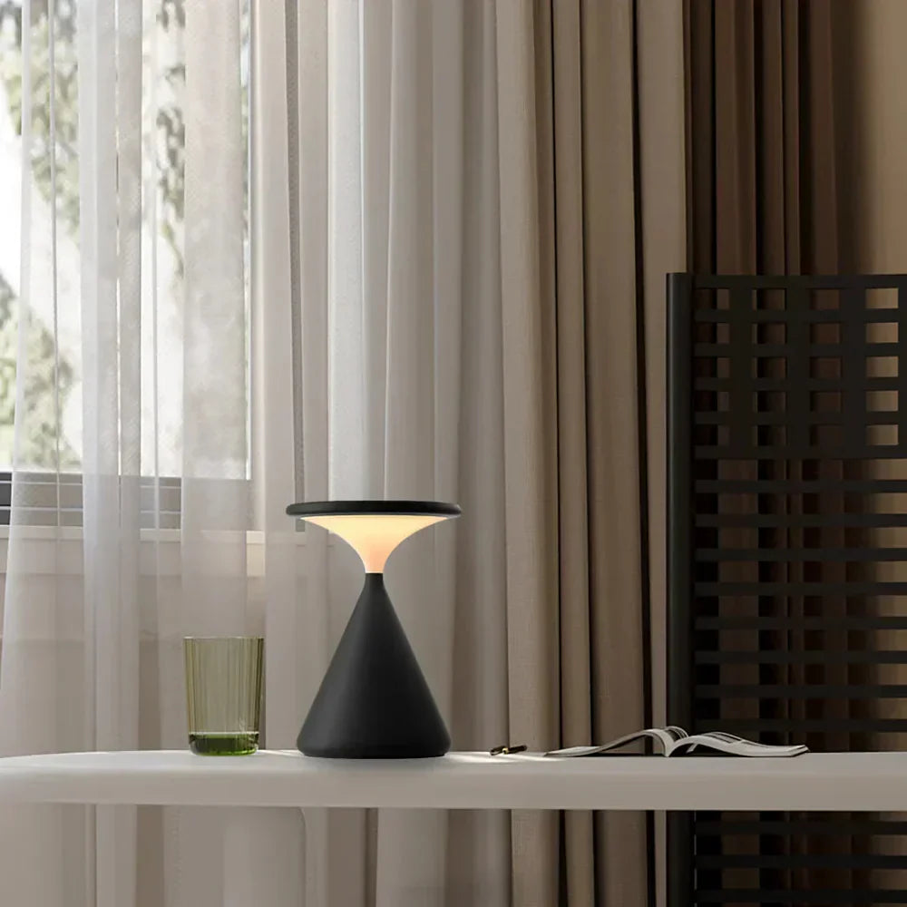Bezprzewodowa lampka nocna o geometrycznym kształcie stożka