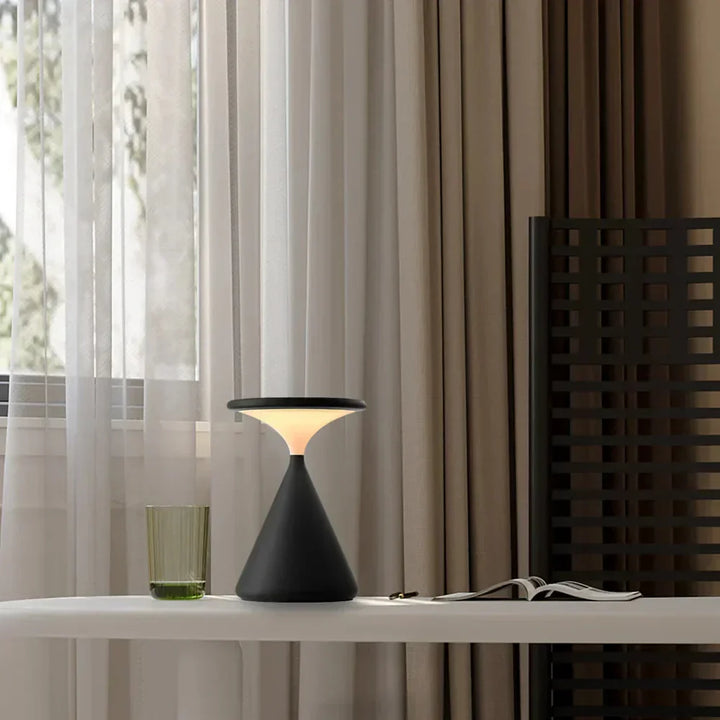 Bezprzewodowa lampka nocna o geometrycznym kształcie stożka