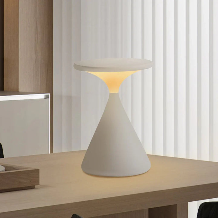 Bezprzewodowa lampka nocna o geometrycznym kształcie stożka