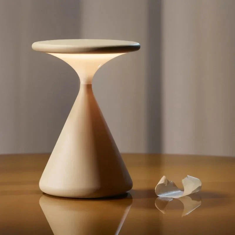 Bezprzewodowa lampka nocna o geometrycznym kształcie stożka