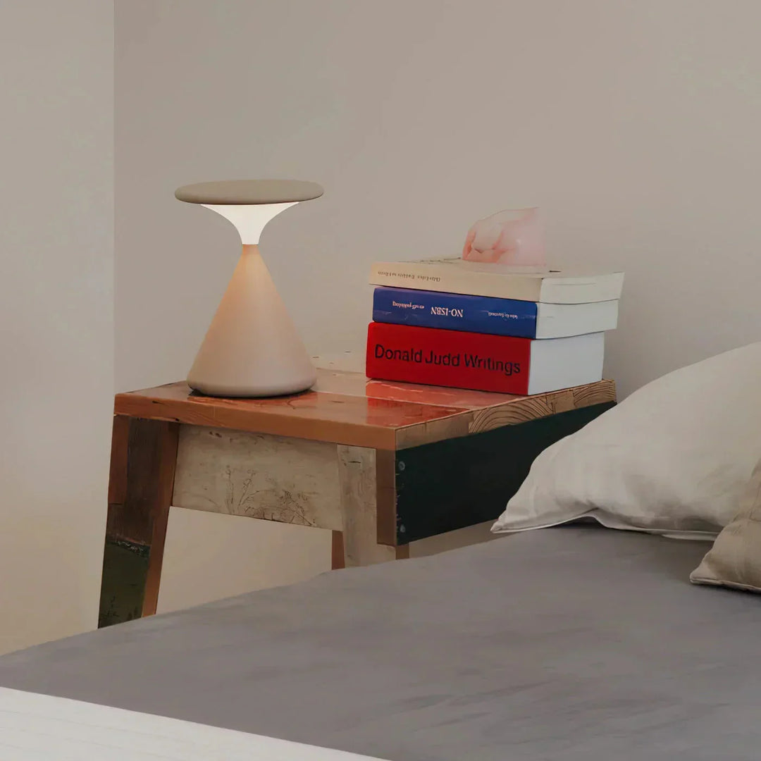 Bezprzewodowa lampka nocna o geometrycznym kształcie stożka