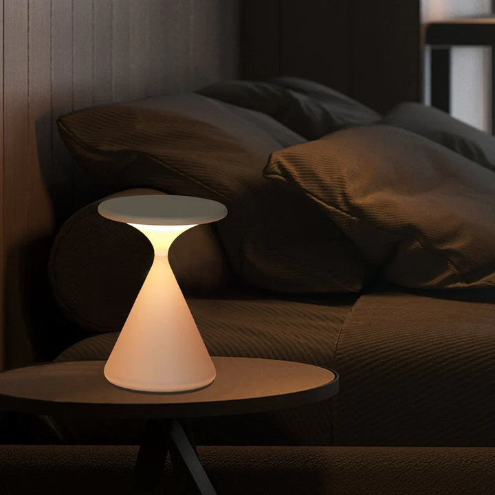 Bezprzewodowa lampka nocna o geometrycznym kształcie stożka