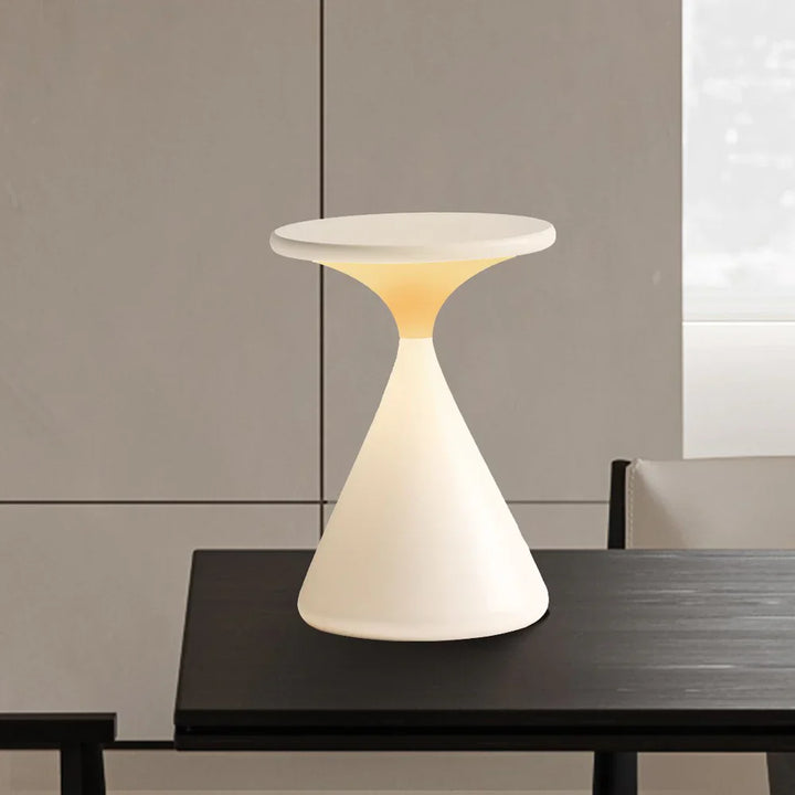 Bezprzewodowa lampka nocna o geometrycznym kształcie stożka