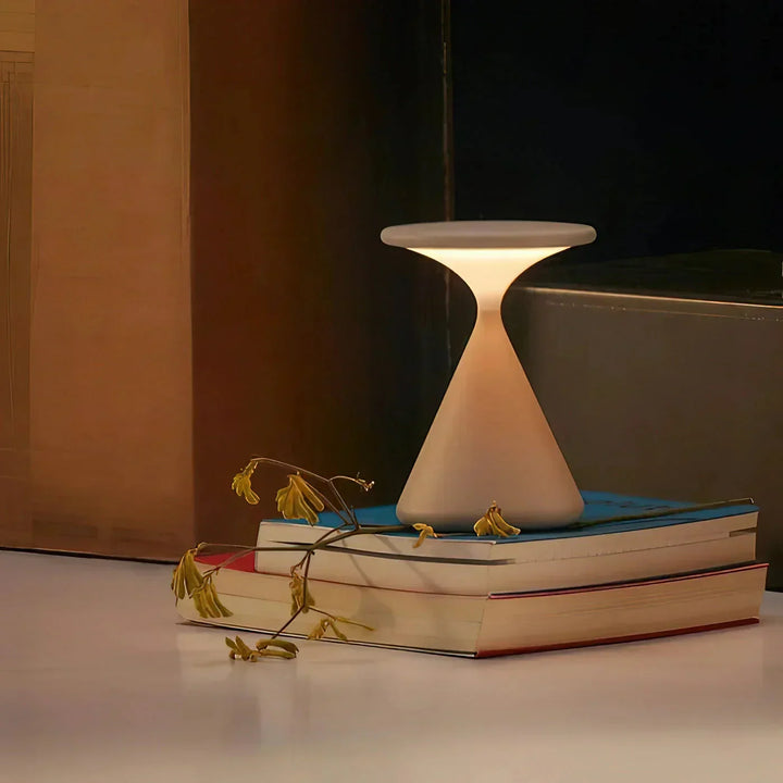 Bezprzewodowa lampka nocna o geometrycznym kształcie stożka