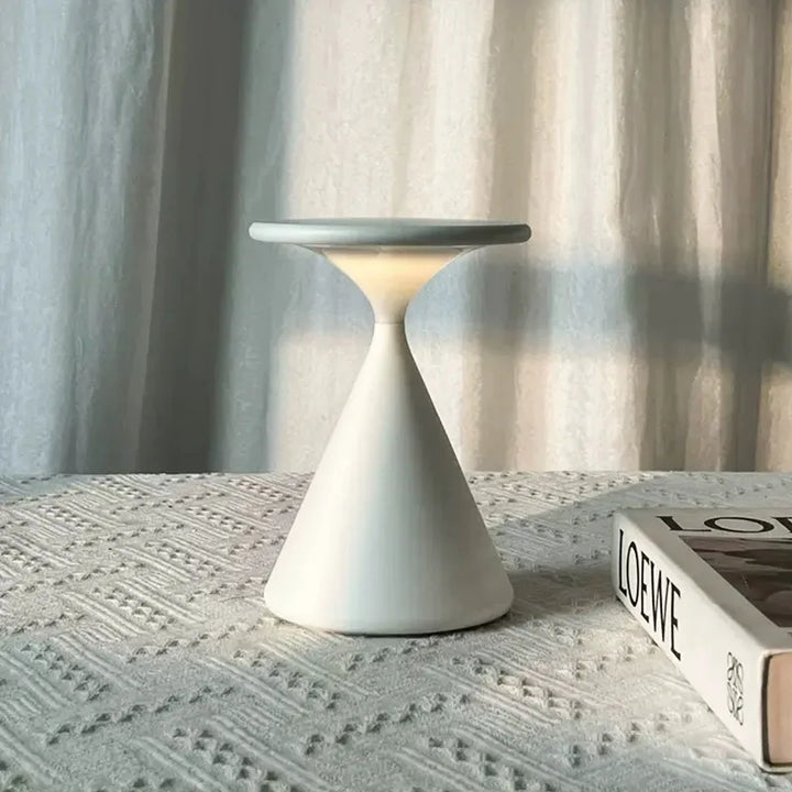 Bezprzewodowa lampka nocna o geometrycznym kształcie stożka