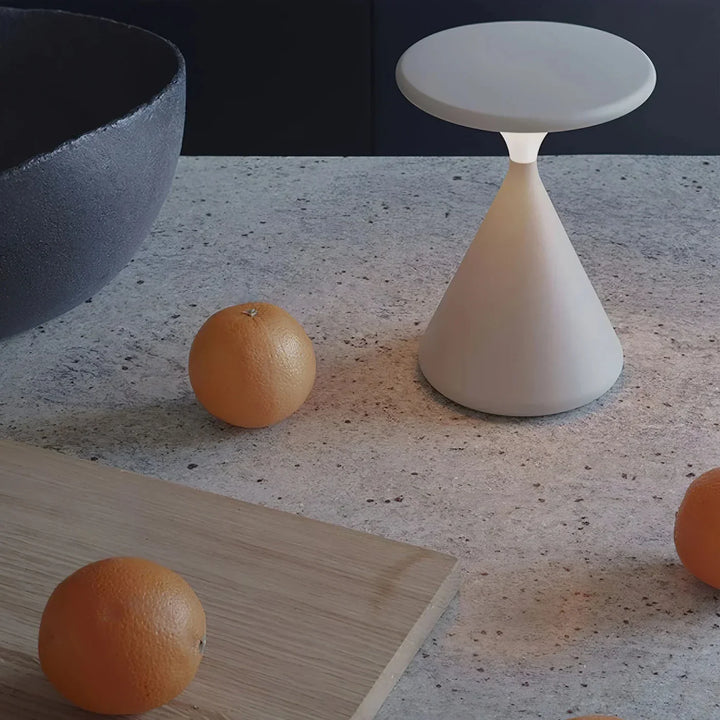 Bezprzewodowa lampka nocna o geometrycznym kształcie stożka