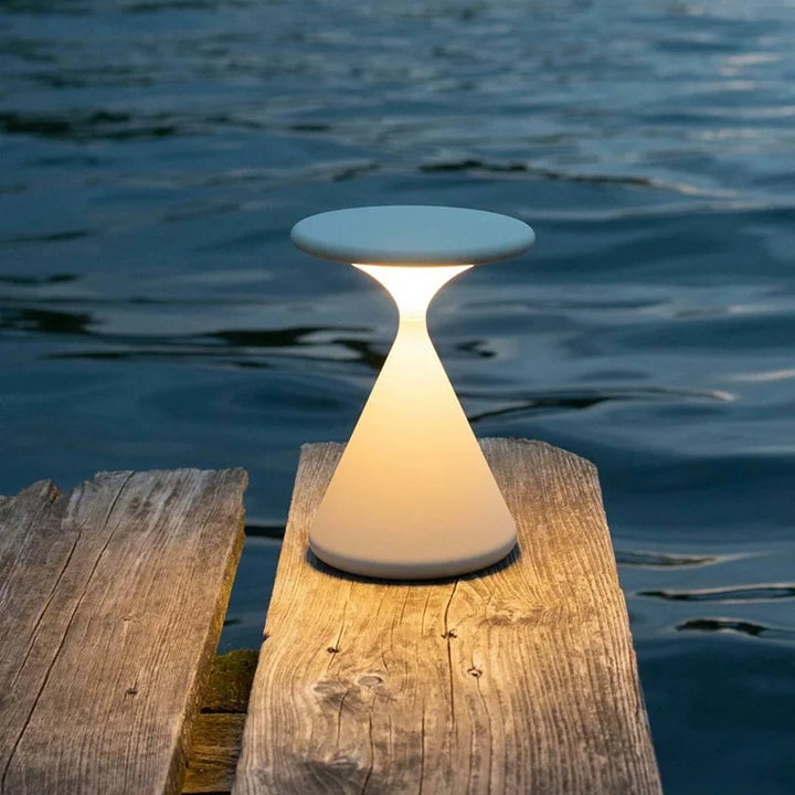 Bezprzewodowa lampka nocna o geometrycznym kształcie stożka