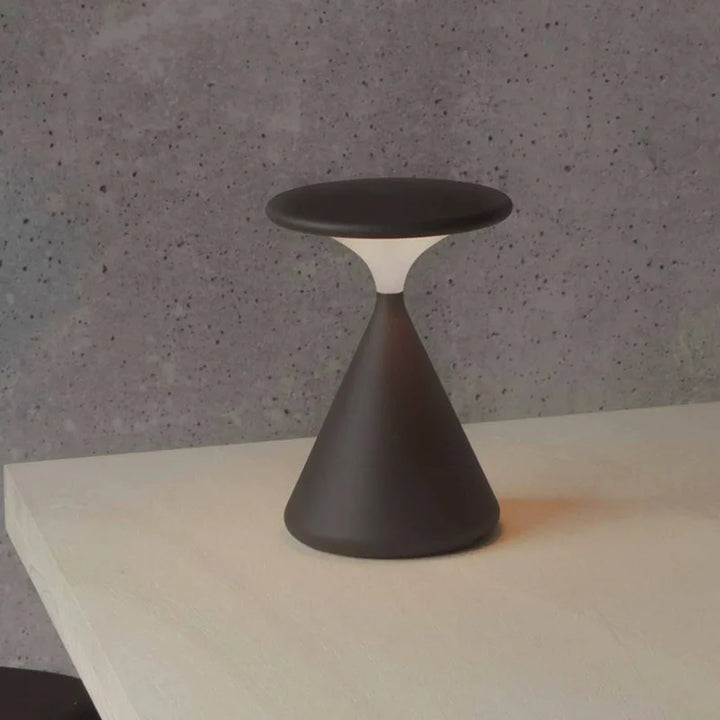 Bezprzewodowa lampka nocna o geometrycznym kształcie stożka
