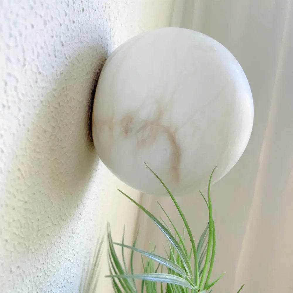 Dekoracyjna kulista lampa ścienna z naturalnego kamienia