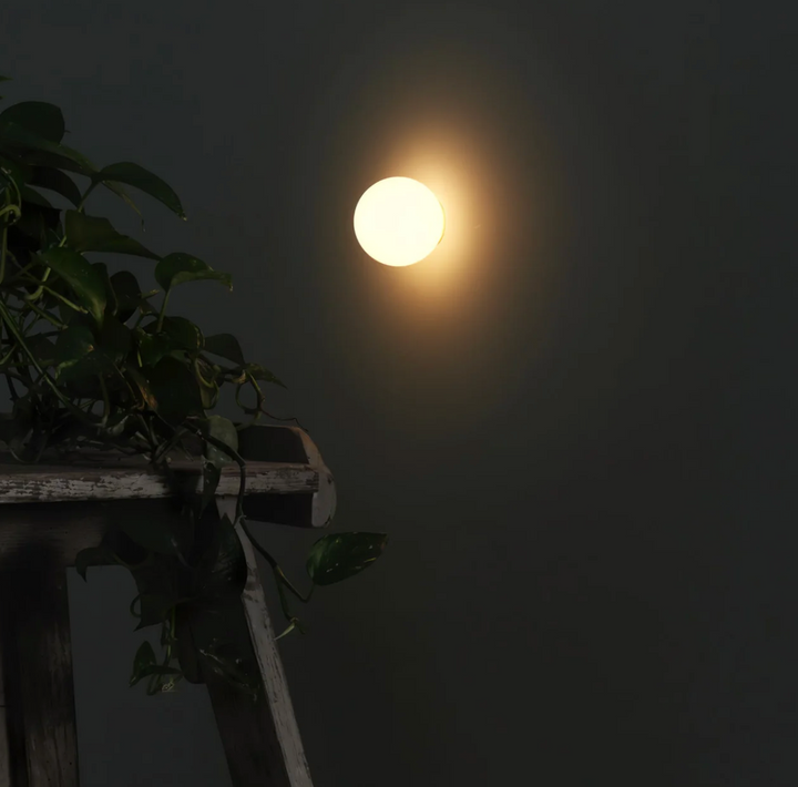 Dekoracyjna kulista lampa ścienna z naturalnego kamienia