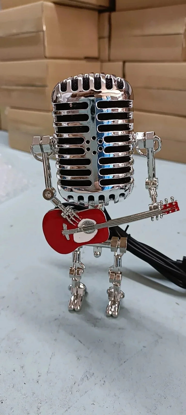 Dekoracyjna lampa LED w kształcie mikrofonu z figurką gitarzysty