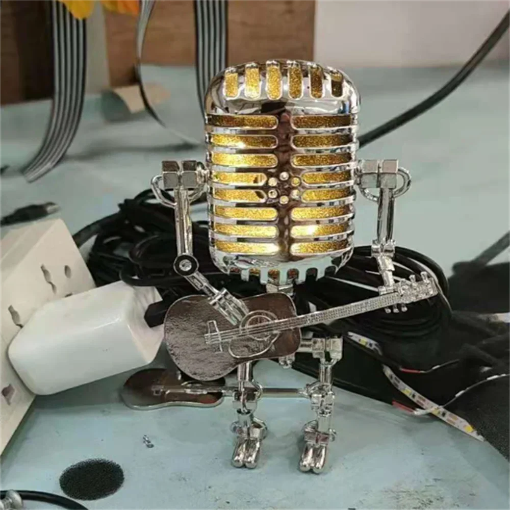 Dekoracyjna lampa LED w kształcie mikrofonu z figurką gitarzysty