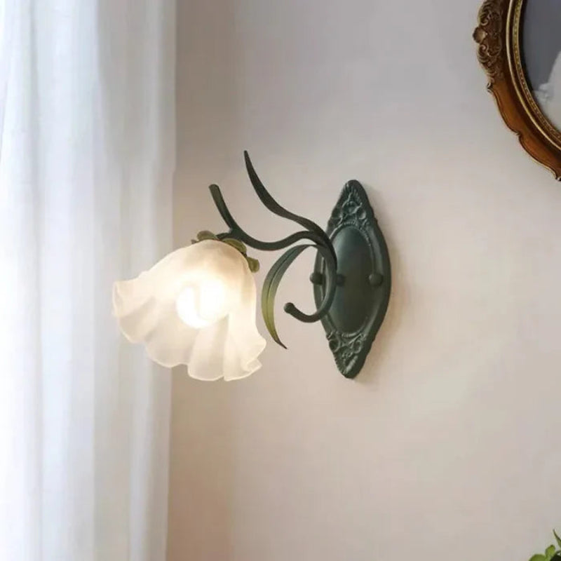 Dekoracyjna lampa ścienna z abażurem w kształcie kwiatka