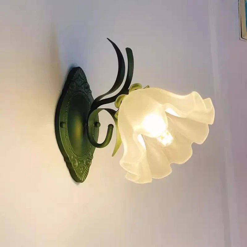 Dekoracyjna lampa ścienna z abażurem w kształcie kwiatka
