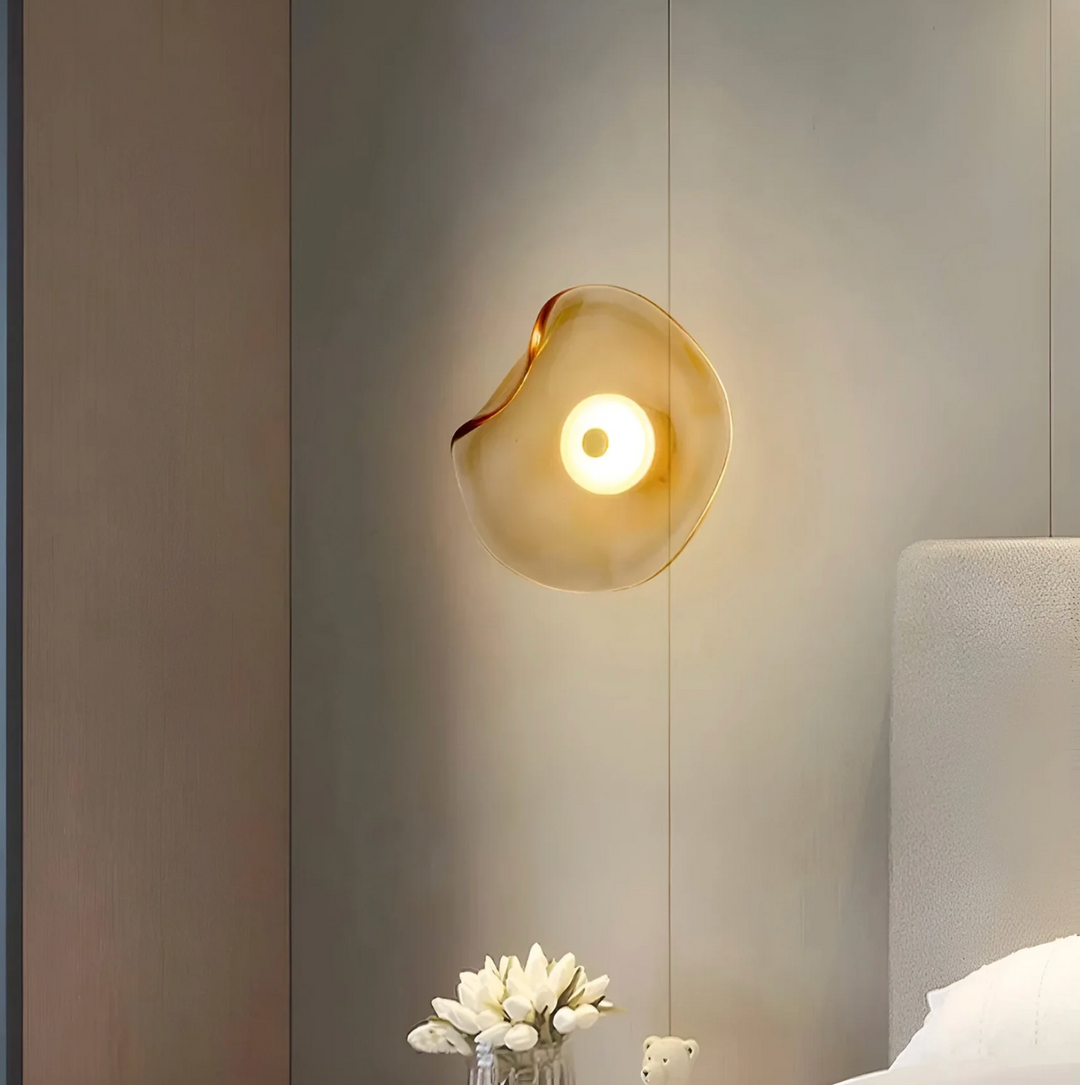 Dekoracyjna lampa ścienna z falistą tarczą