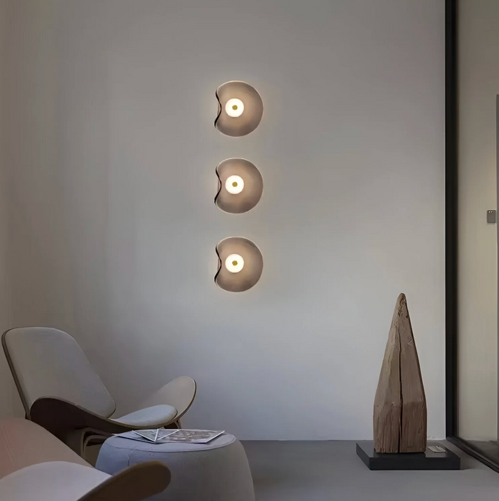 Dekoracyjna lampa ścienna z falistą tarczą