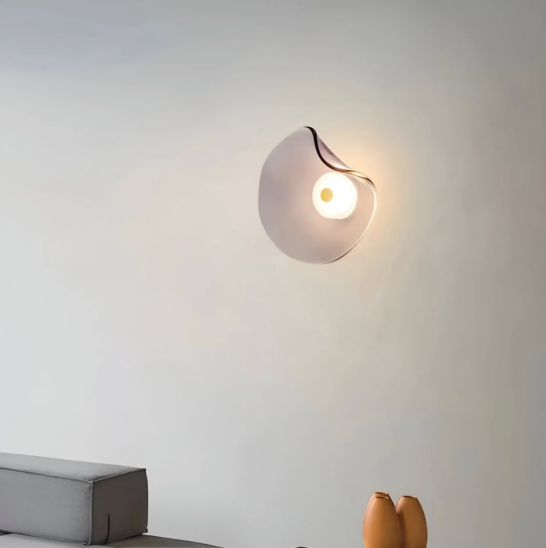 Dekoracyjna lampa ścienna z falistą tarczą