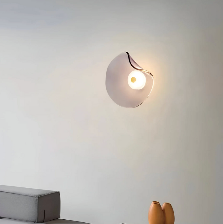 Dekoracyjna lampa ścienna z falistą tarczą