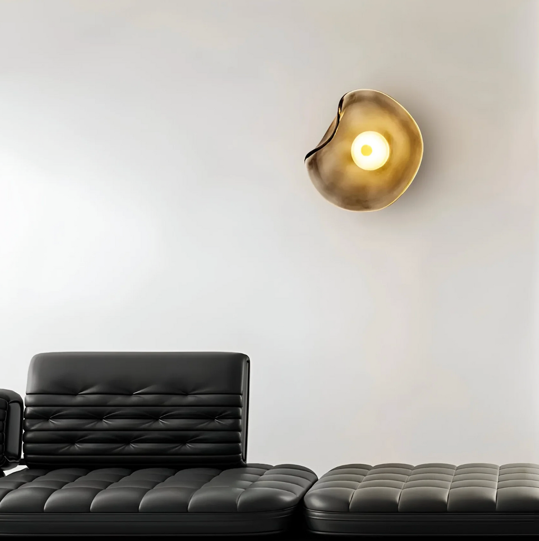Dekoracyjna lampa ścienna z falistą tarczą