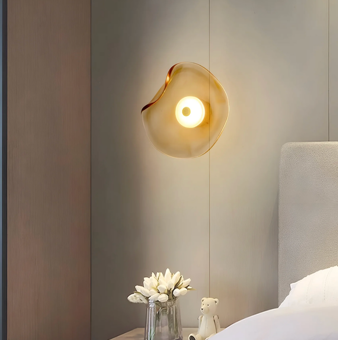 Dekoracyjna lampa ścienna z falistą tarczą