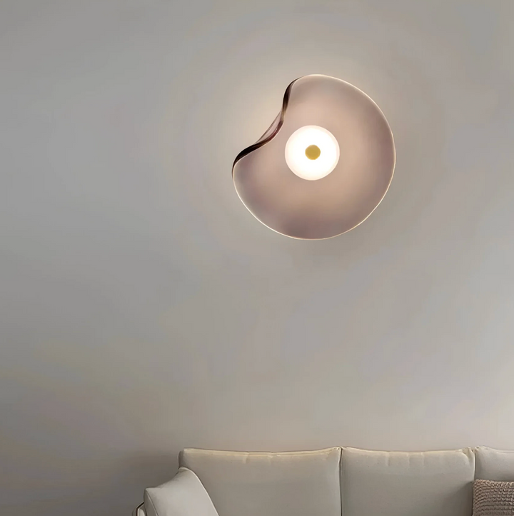 Dekoracyjna lampa ścienna z falistą tarczą