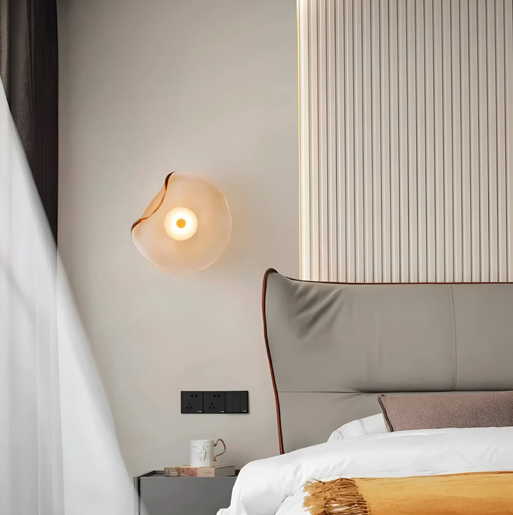 Dekoracyjna lampa ścienna z falistą tarczą