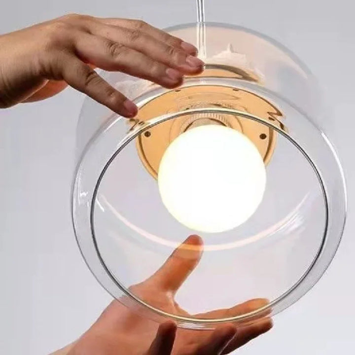 Dekoracyjna lampa wisząca z kloszem szklanym i figurką ptaka