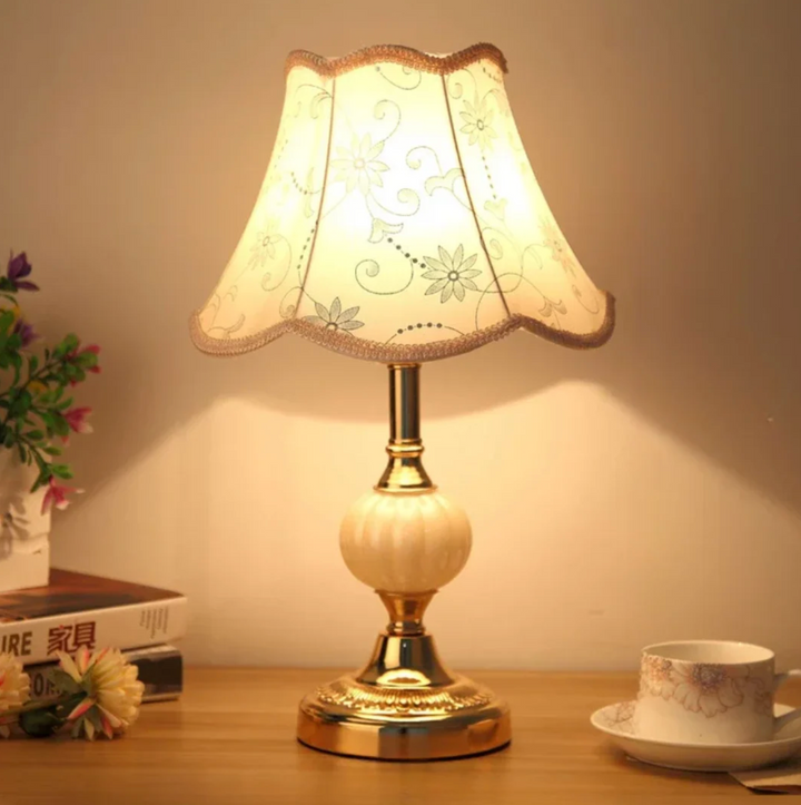 Dekoracyjna lampka nocna z materiałowym kloszem i ceramiczną podstawą