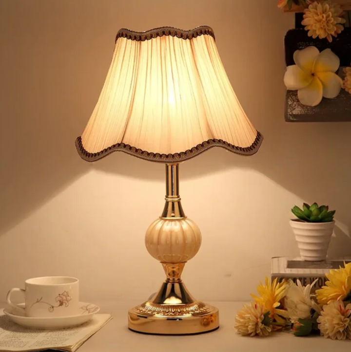 Dekoracyjna lampka nocna z materiałowym kloszem i ceramiczną podstawą