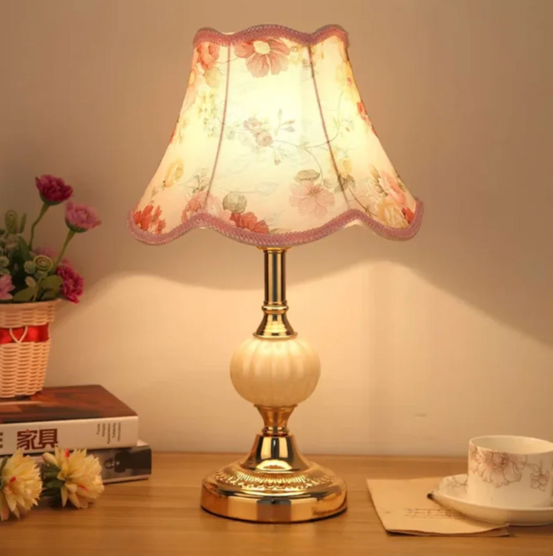 Dekoracyjna lampka nocna z materiałowym kloszem i ceramiczną podstawą