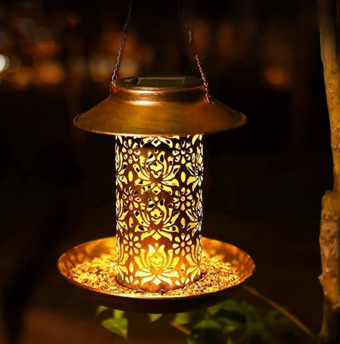 Dekoracyjna wisząca lampa solarna z karmnikiem dla ptaków