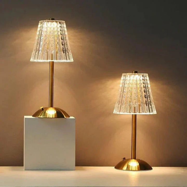 Dotykowa lampa stołowa LED z kryształowym stożkowym kloszem i grawerowanym wzorem